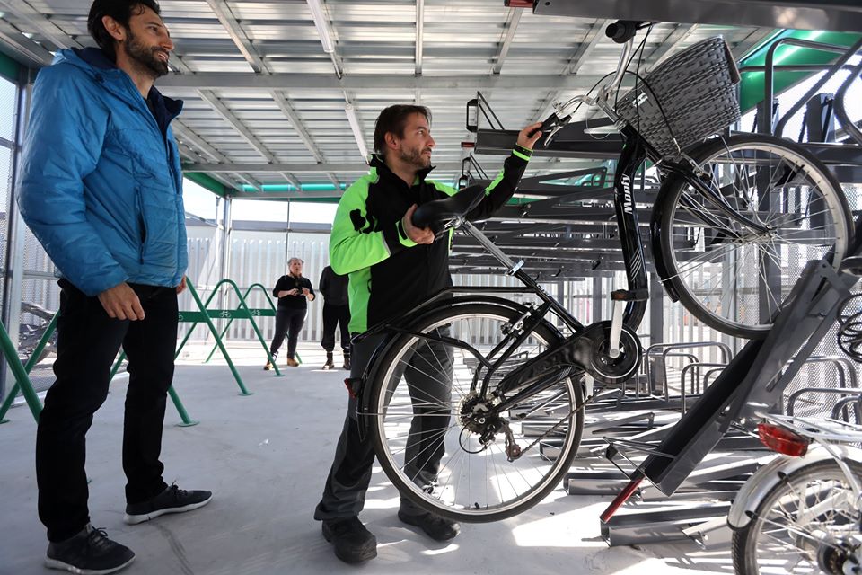 bicicleta eléctrica aparcamiento